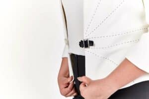 Елегантно бяло дамско сако с 3/4 ръкав и декоративни сиви шевове