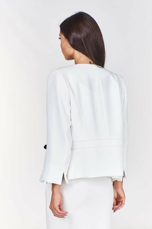 Елегантно бяло дамско сако с 3/4 ръкав и декоративни шевове в цвят корал