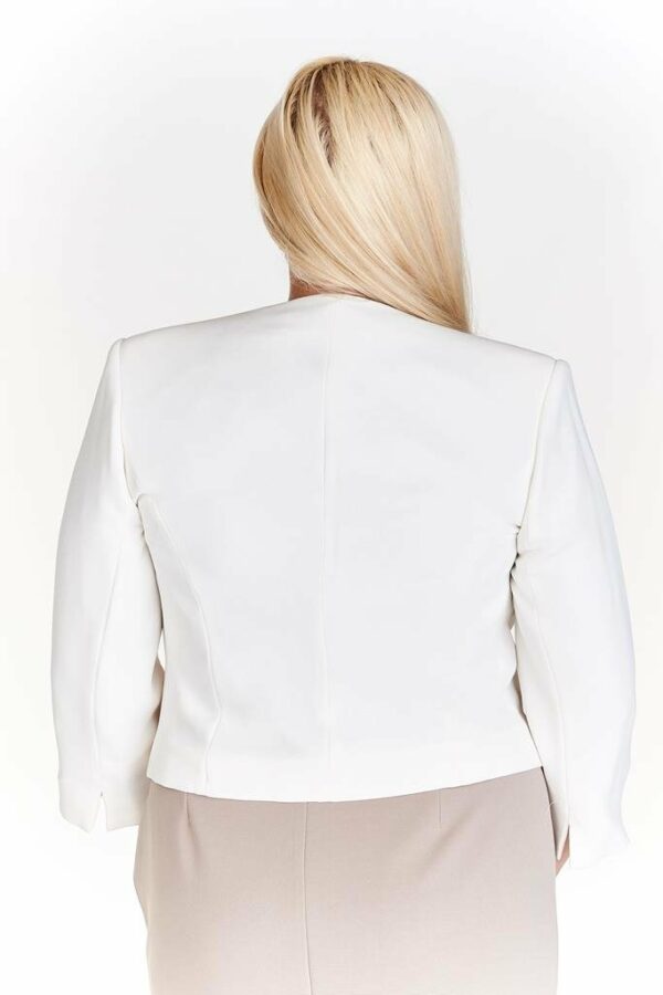 Бяло дамско сако с 3/4 ръкав и черни гарнитури