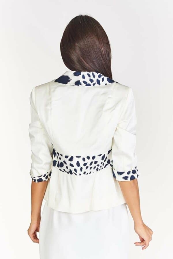 Елегантно бяло сако с 3/4 ръкав - животински десен в тъмно синьо
