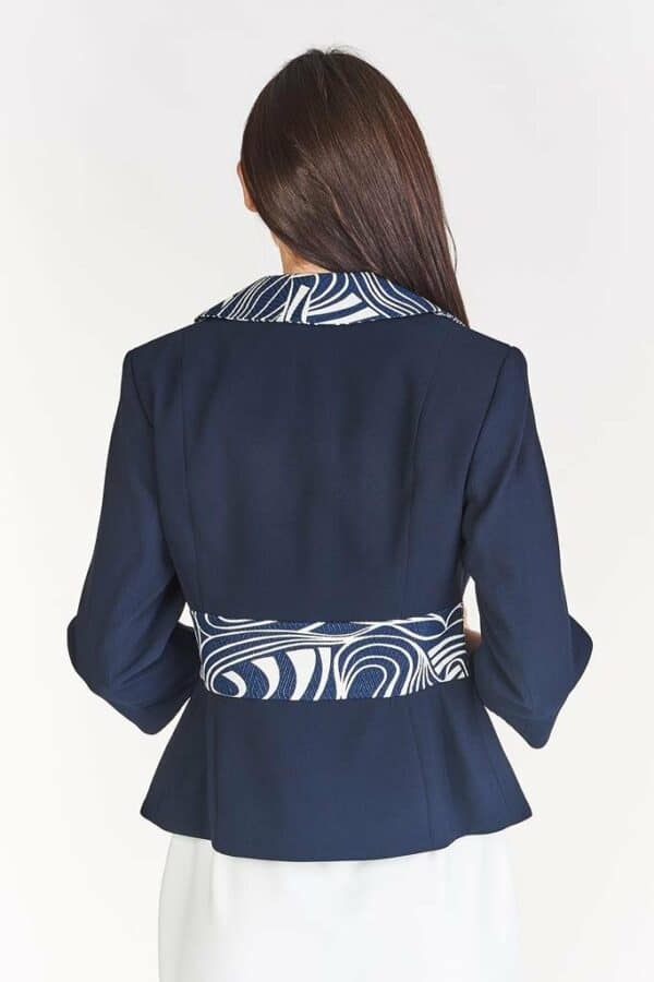 Елегантно тъмно синьо сако с 3/4 ръкав - гарнитури в бяло и синьо