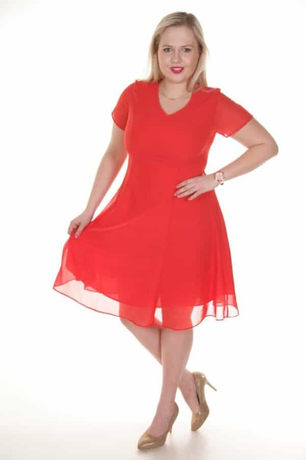 Наситено червена разкроена рокля от шифон с къс ръкав