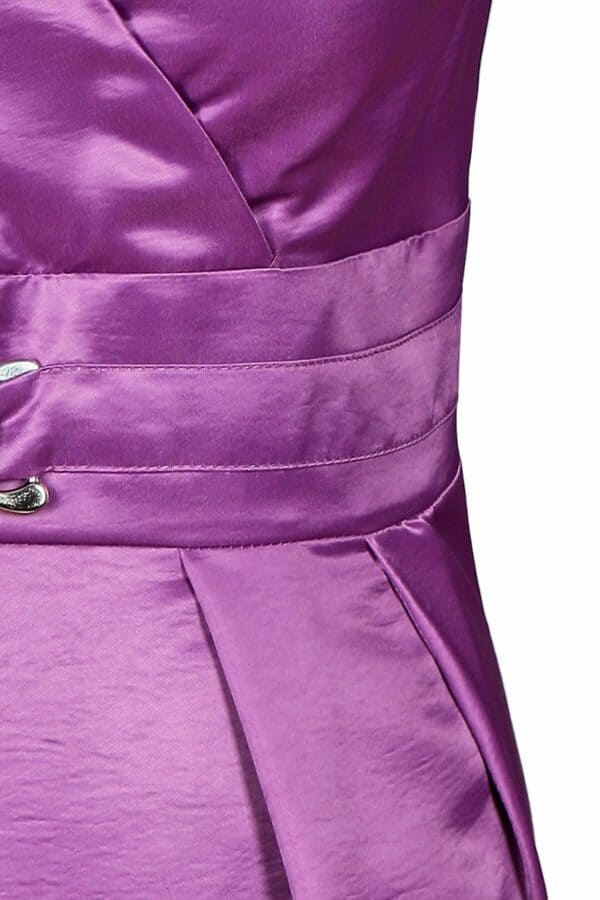 Виолетова сатенена рокля без ръкав с колан с кристали