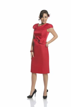 Официална сатенена рокля в червено - колан с брошка