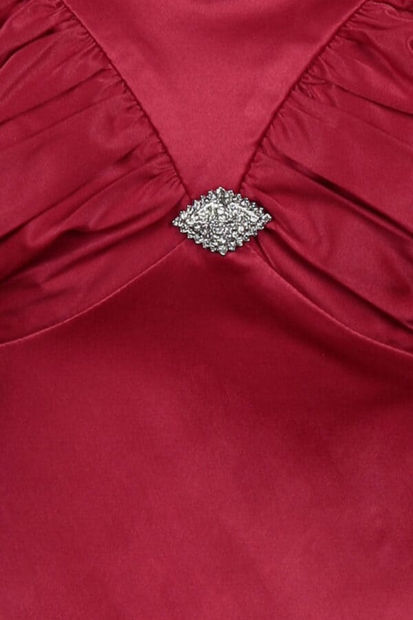 Официална дълга червена сатенена рокля без ръкав