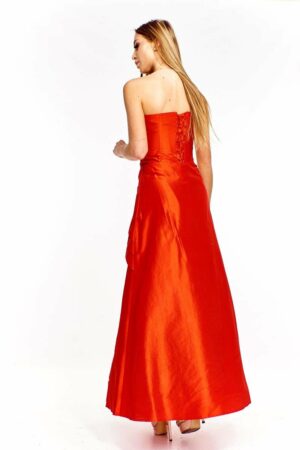 Дълга червена бална рокля от тафта с бродерия