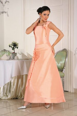 Дълга бледо розова официална  рокля от тафта с обръч - декорация цветя