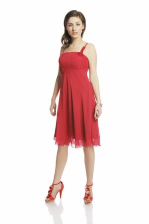 Разкроена рокля в цвят малинено червено от шифон с тънки презрамки и декорация цветя