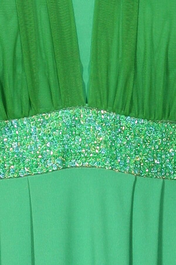 Дълга зелена рокля от трико с колан с пайети