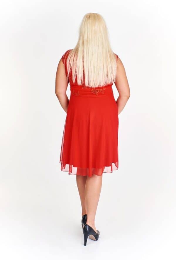 Червена разкроена рокля без ръкав декорирана с дантела