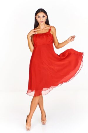Разкроена ярко червена рокля от шифон с тънки презрамки и декорация цветя