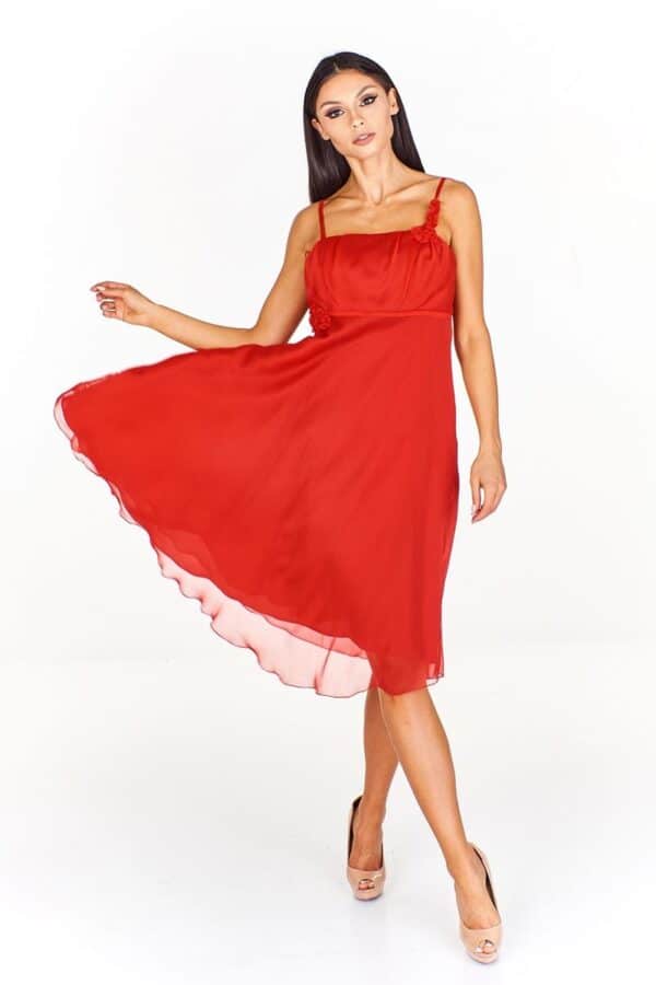 Разкроена ярко червена рокля от шифон с тънки презрамки и декорация цветя