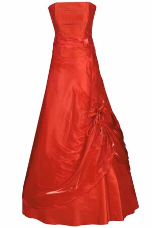 Дълга червена рокля с кринолин и корсет без презрамки- декорация цвете