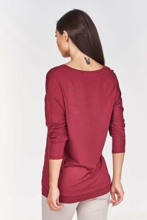 Дълга дамска блуза в бордо с 3/4 ръкав и декорация перли