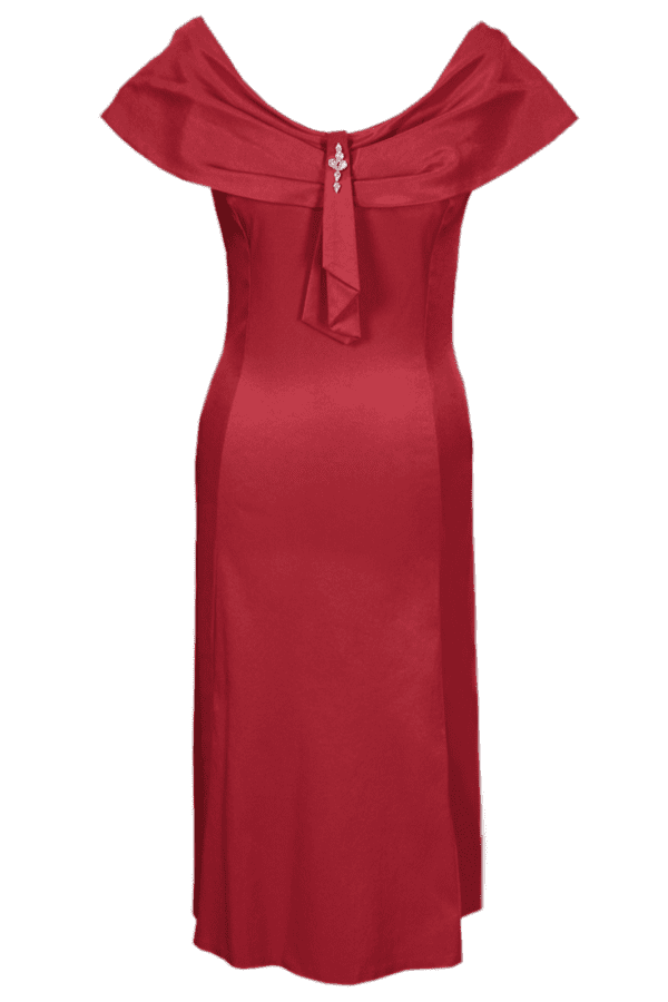 Разкроена червена сатенена рокля с декоративна шал яка