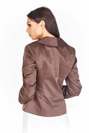 Сатенено дамско сако с набор и перли на ревера в цвят шоколадово кафяво