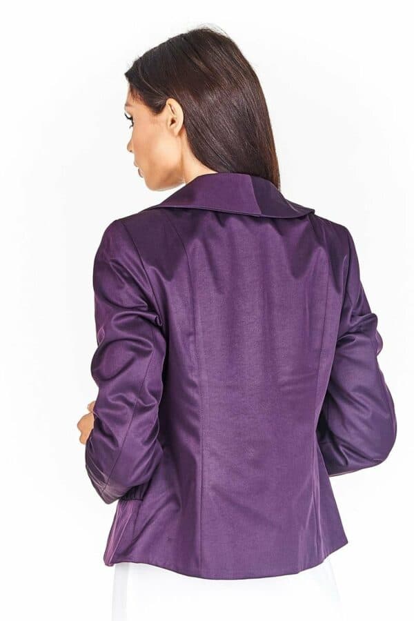 Тъмно лилаво сатенено дамско сако с набор и перли на ревера