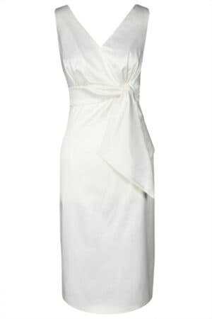 Бяла сатенена рокля без ръкав