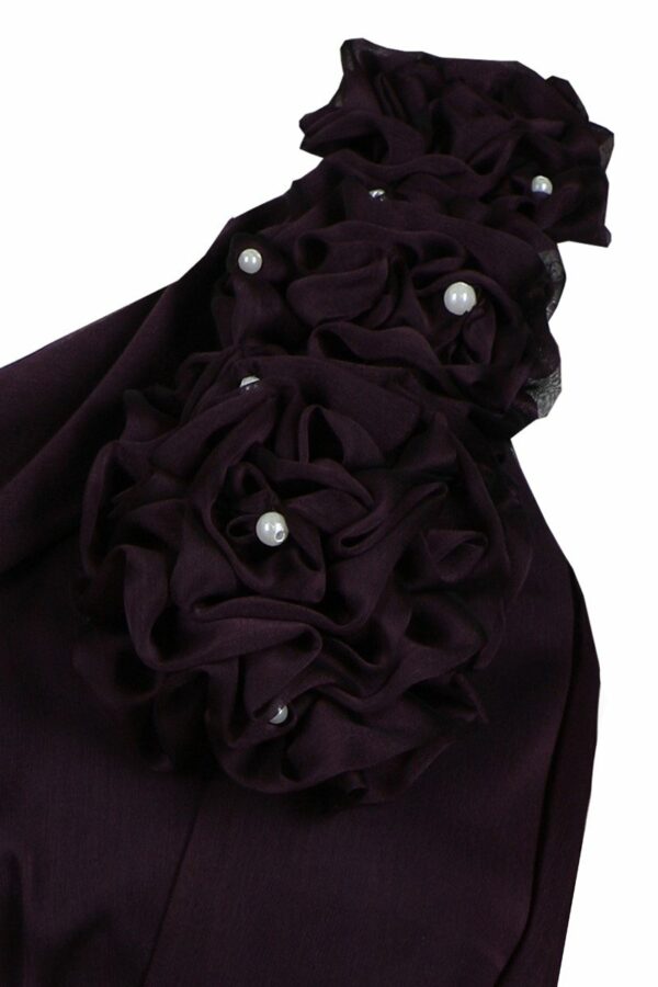 Тъмно лилава официална рокля от шифон с едно рамо и цвете