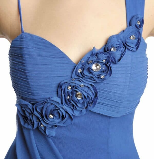 Къса официална рокля от шифон в синьо с декоративни цветя