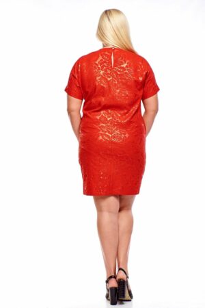 Червена рокля от релефна материя с къс кимоно ръкав и брошка