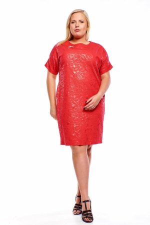 Малиново червена рокля от релефна материя с къс кимоно ръкав и брошка