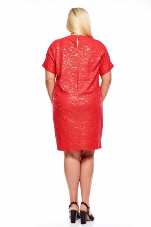 Малиново червена рокля от релефна материя с къс кимоно ръкав и брошка