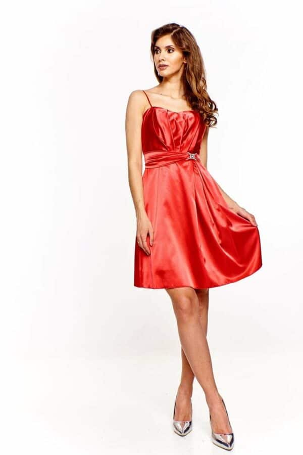 Малинено червена сатенена рокля с тънки презрамки и катарама с кристали