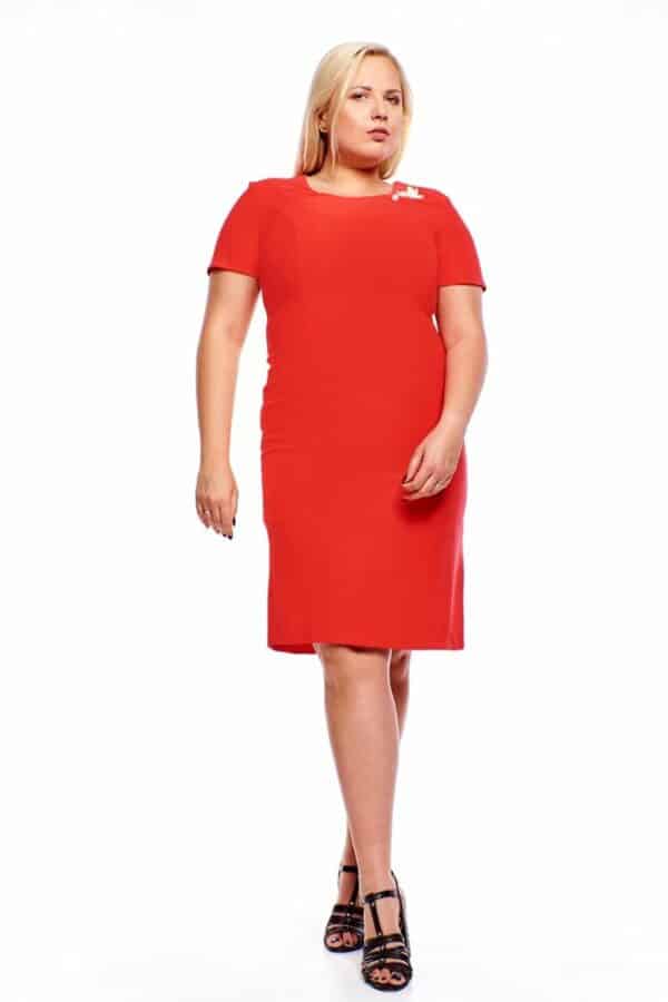 Вталена червена рокля с къс ръкав - декоративна брошка