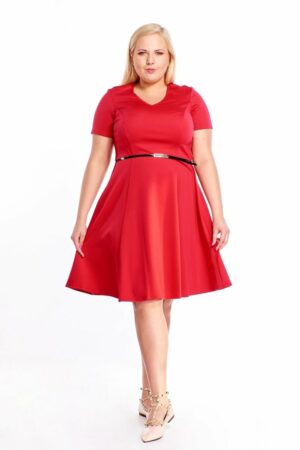 Трикотажна рубинено червена разкроена рокля с къс ръкав и колан