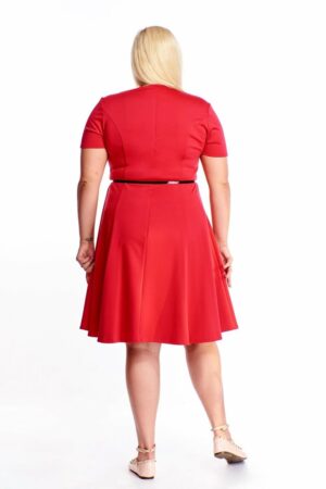 Трикотажна рубинено червена разкроена рокля с къс ръкав и колан