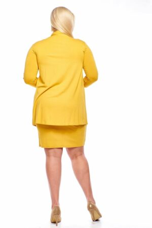 Тъмно жълта макси рокля от трико с 3/4 ръкав и декоративна брошка