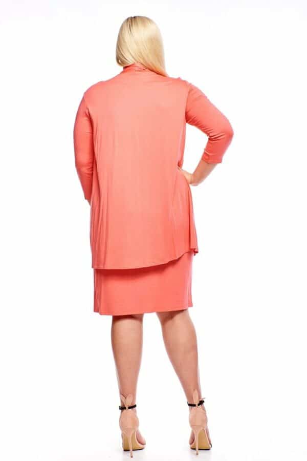 Макси рокля от трико с 3/4 ръкав и декоративна брошка - цвят сьомга