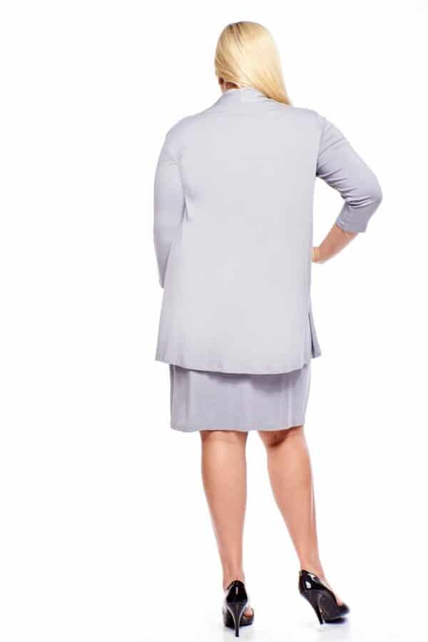 Макси рокля от трико с 3/4 ръкав и декоративна брошка - светло сиво