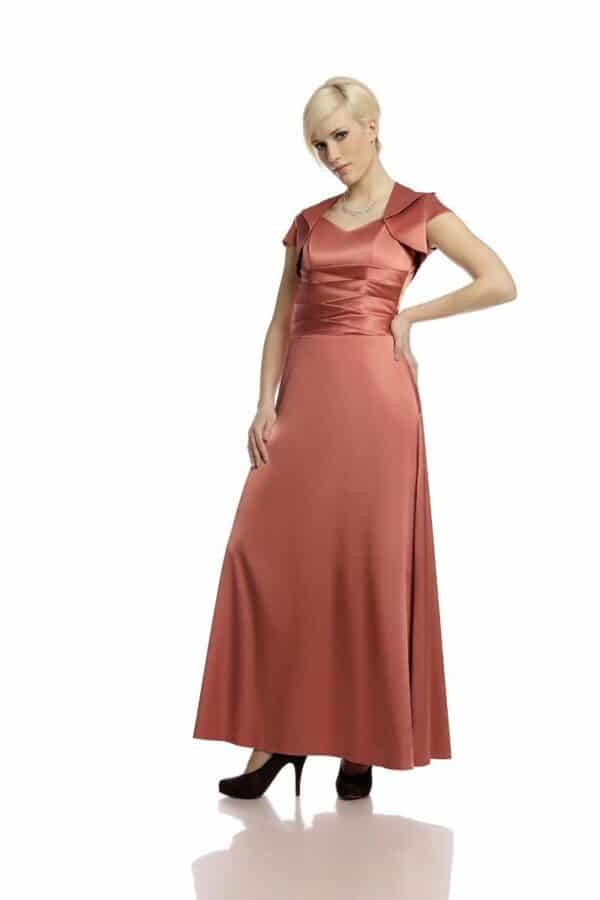 Дълга сатенена рокля с презрамки в цвят керемидено червено