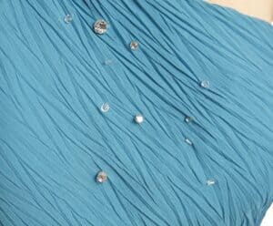 Къса рокля от шифон в тюркоазен цвят с едно рамо - декорация с кристали