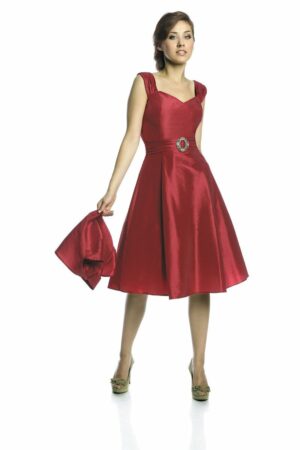 Официална разкроена рокля в рубинено червено с колан с катарама и болеро