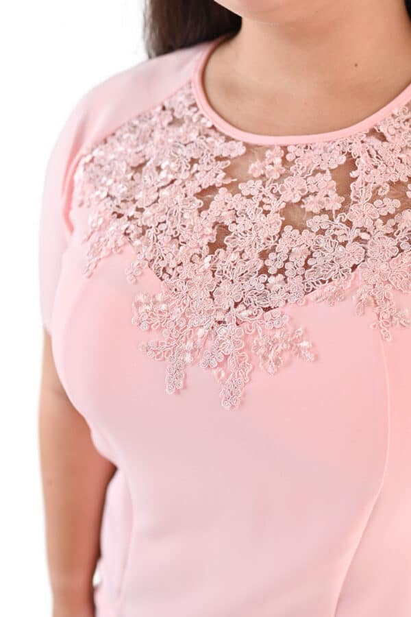 Елегантна светло розова рокля с къс ръкав и платка фигурална дантела 1014