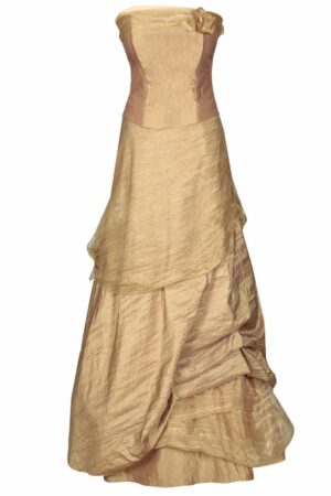 Дълга златиста бална рокля без презрамки - декорация с органза