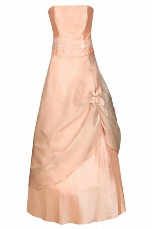 Дълга рокля с кринолин и корсет без презрамки в цвят сьомга- декорация цвете