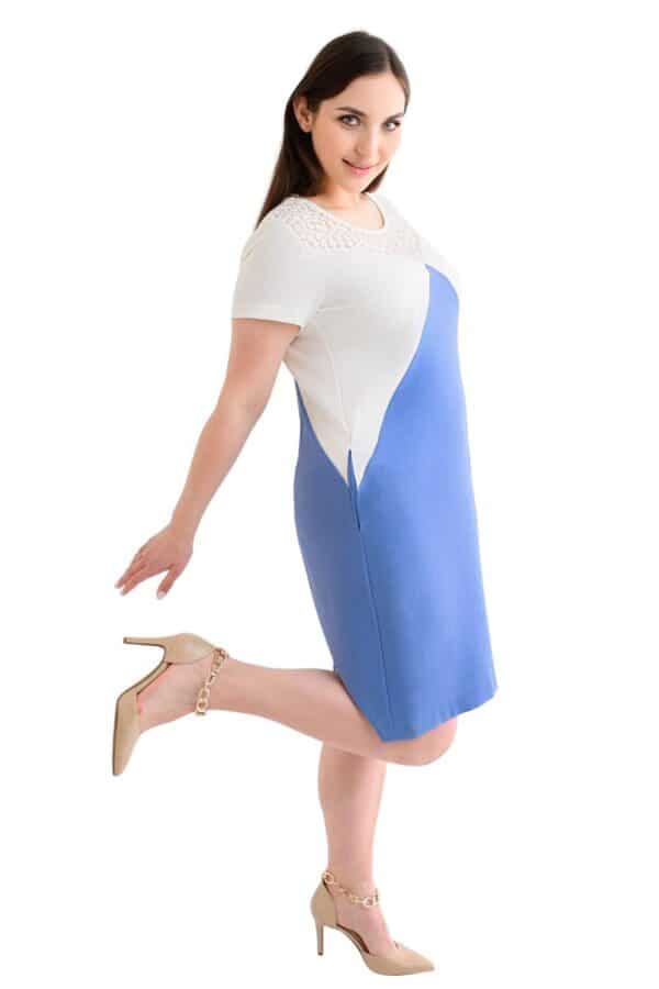 Лятна рокля с дантела на деколтето в синьо и бяло 1051