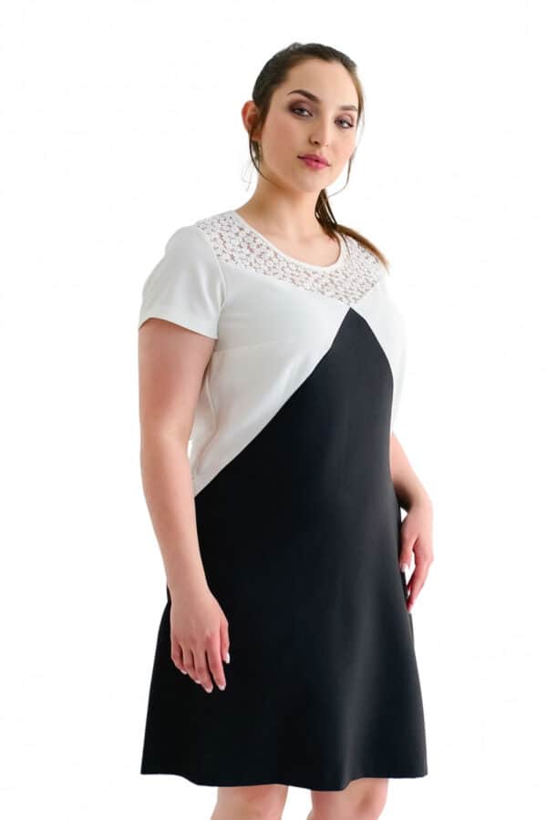 Лятна рокля с дантела на деколтето в черно и бяло 1051