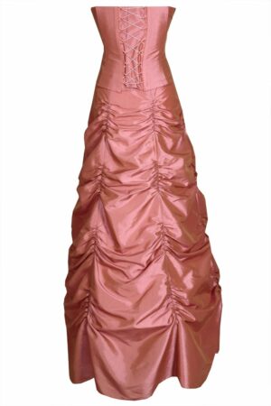 Тъмно розова дълга бална рокля с открити рамене и презрамка през врата