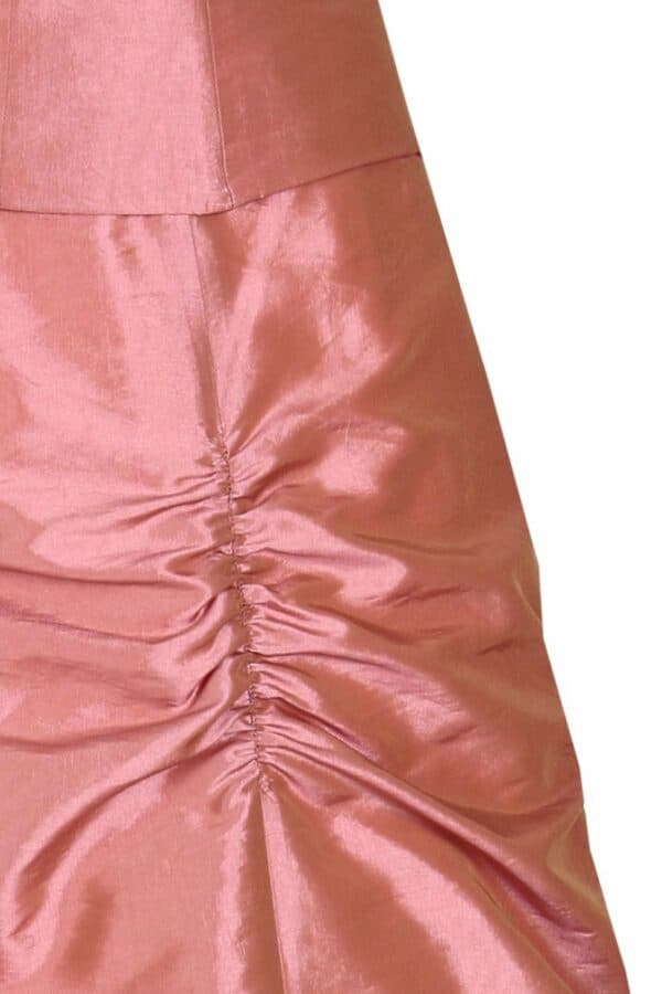 Тъмно розова дълга бална рокля с открити рамене и презрамка през врата