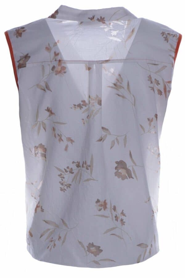 Бяла дамска риза без ръкав на бежови цветя и оранжеви гарнитури с връзка