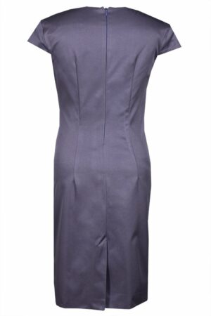 Виолетова вталена рокля с къс ръкав и асиметрично деколте