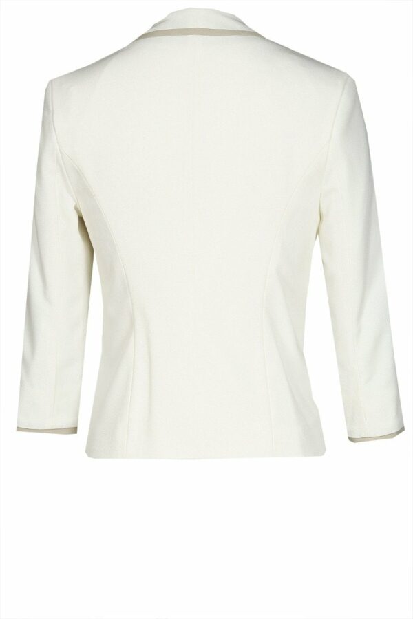 Елегантно бяло сако с 3/4 ръкав и бежови гарнитури