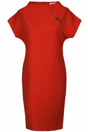 Червена рокля с къс ръкав и брошка