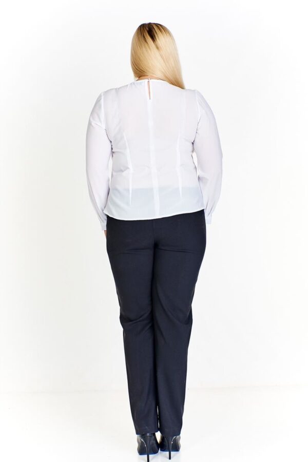 Ефирна бяла блуза с дълъг ръкав и метална плочка