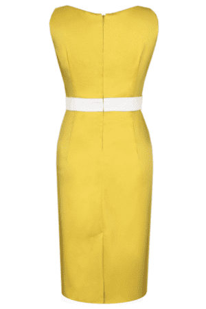 Права жълта сатенена рокля без ръкав с бял колан с декорация